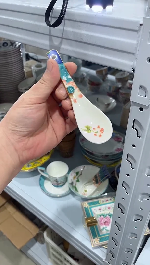 瓷片日用陶瓷(简装)勺子一个