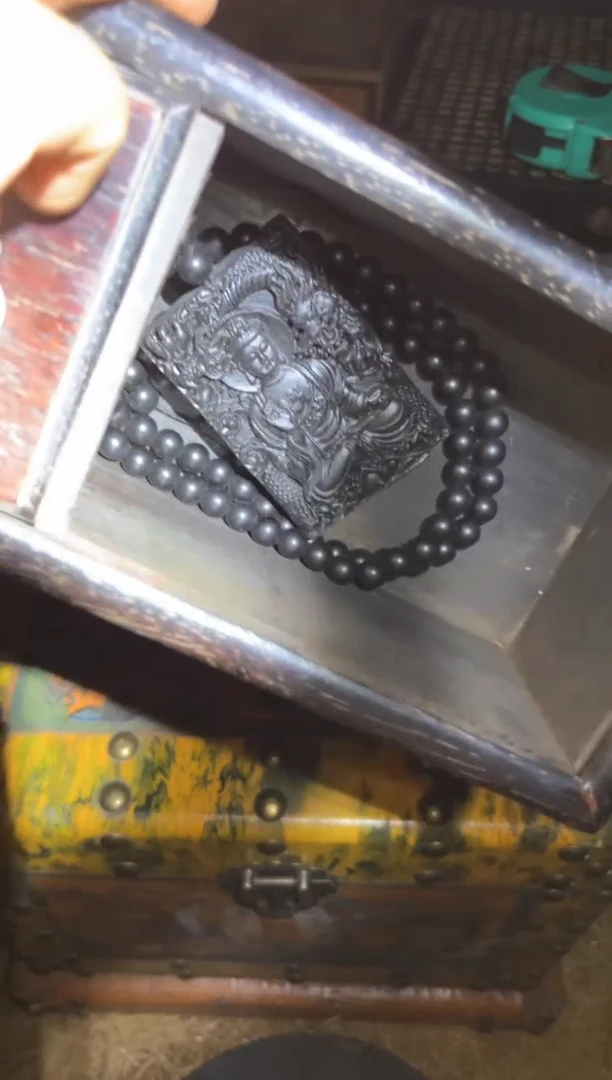 未镶嵌颈饰琥珀观音吊坠