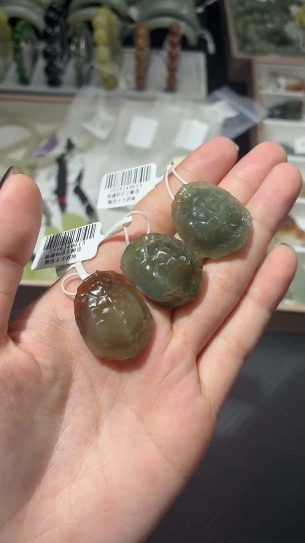 吊坠(不含链)未镶嵌和田玉若羌带糖青玉微色差吊坠多样性发一送枣