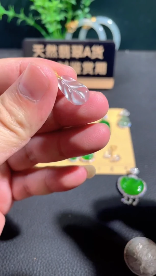 翡翠18K金镶嵌颈饰翡翠