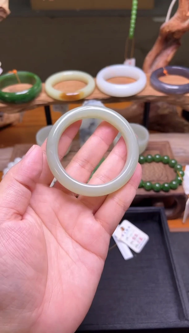 未镶嵌手镯和田玉@**猫且末青白 53+圈