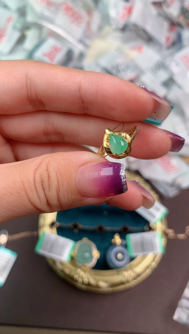 翡翠挂件18K金镶嵌一