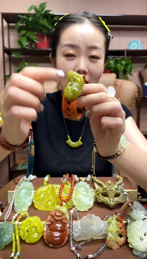未镶嵌岫玉颈饰多样性发货发其中之一