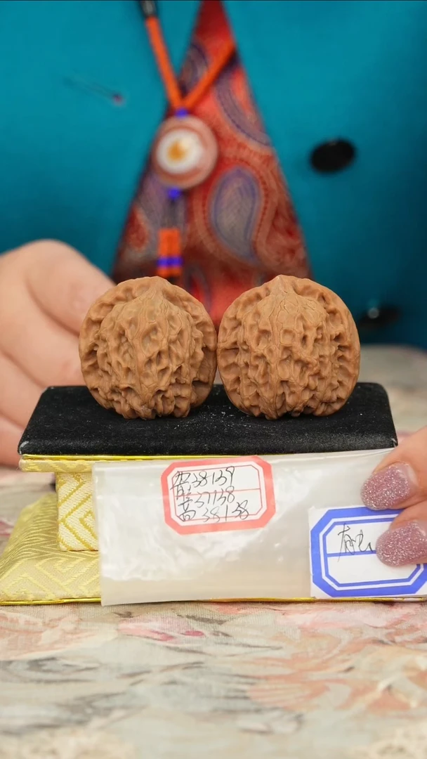 【闪购商品】文玩核桃把件非嫁接北京有虫眼