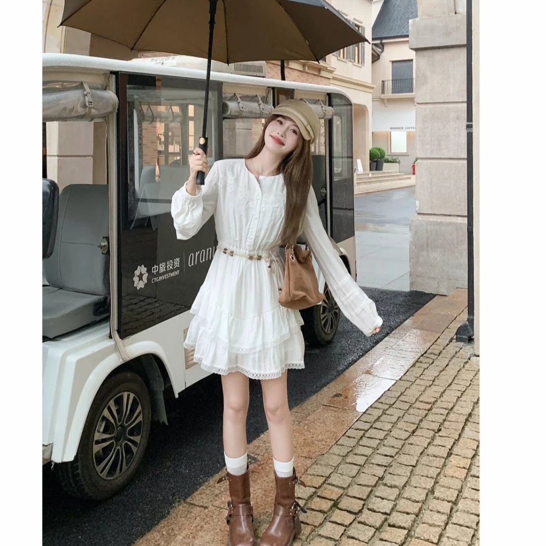 2025早秋新款复古甜美白色刺绣衬衫连衣裙收腰度假风仙女裙