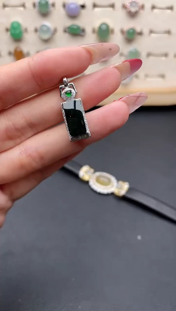 【闪购商品】翡翠吊坠(赠链)银S925镶嵌一物一证一礼盒
