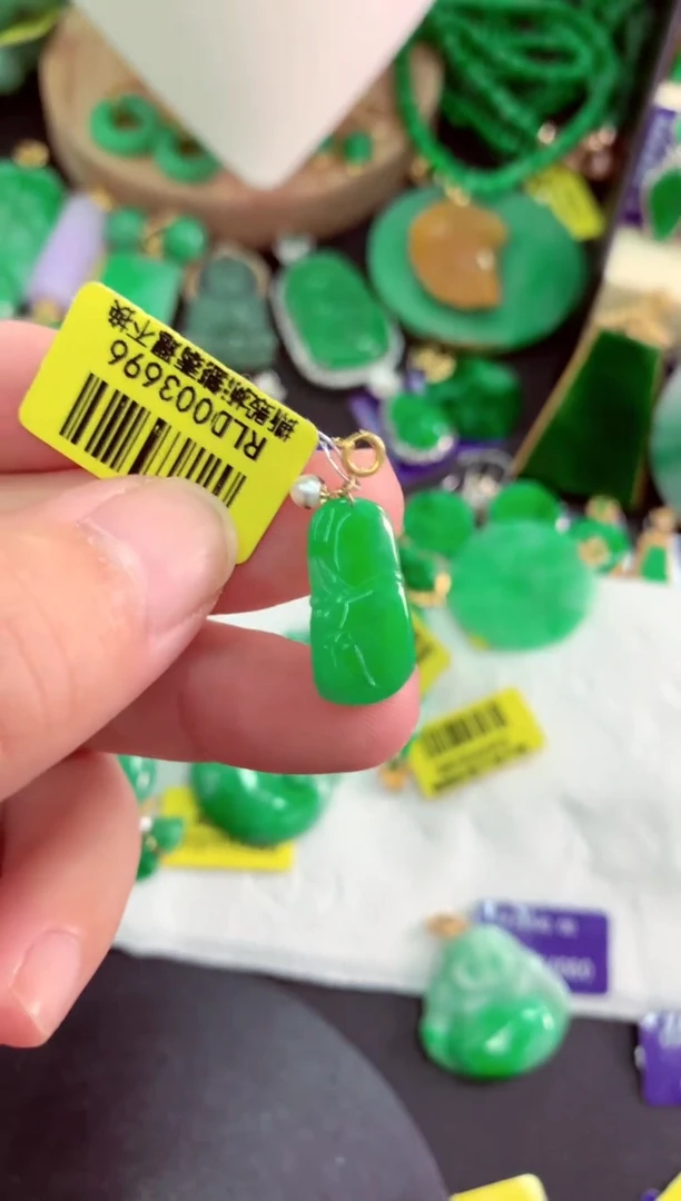 颈饰18K金镶嵌翡翠挂件