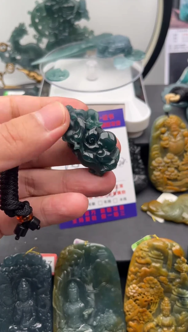 颈饰未镶嵌翡翠酥****荡貔貅