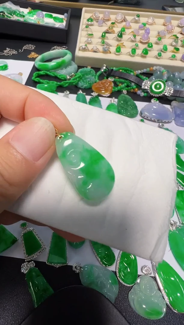 吊坠(不含链)18K金镶嵌翡翠588