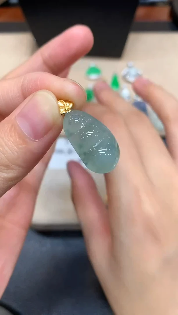颈饰18K金镶嵌翡翠福豆【无服务费