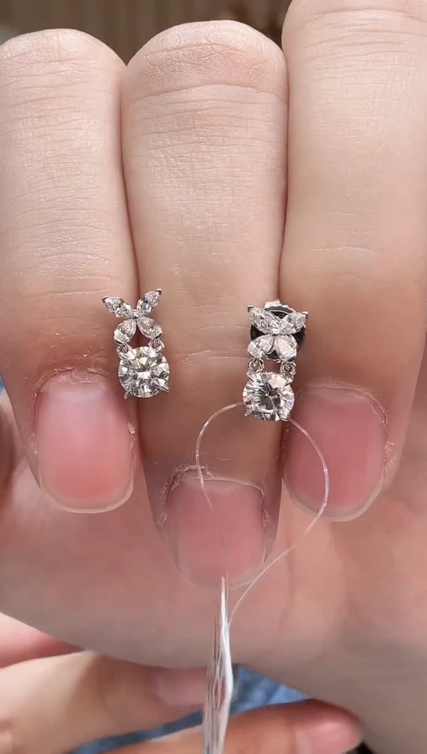 18K金镶嵌实验室培育钻石耳饰蝴蝶圆钻耳钉