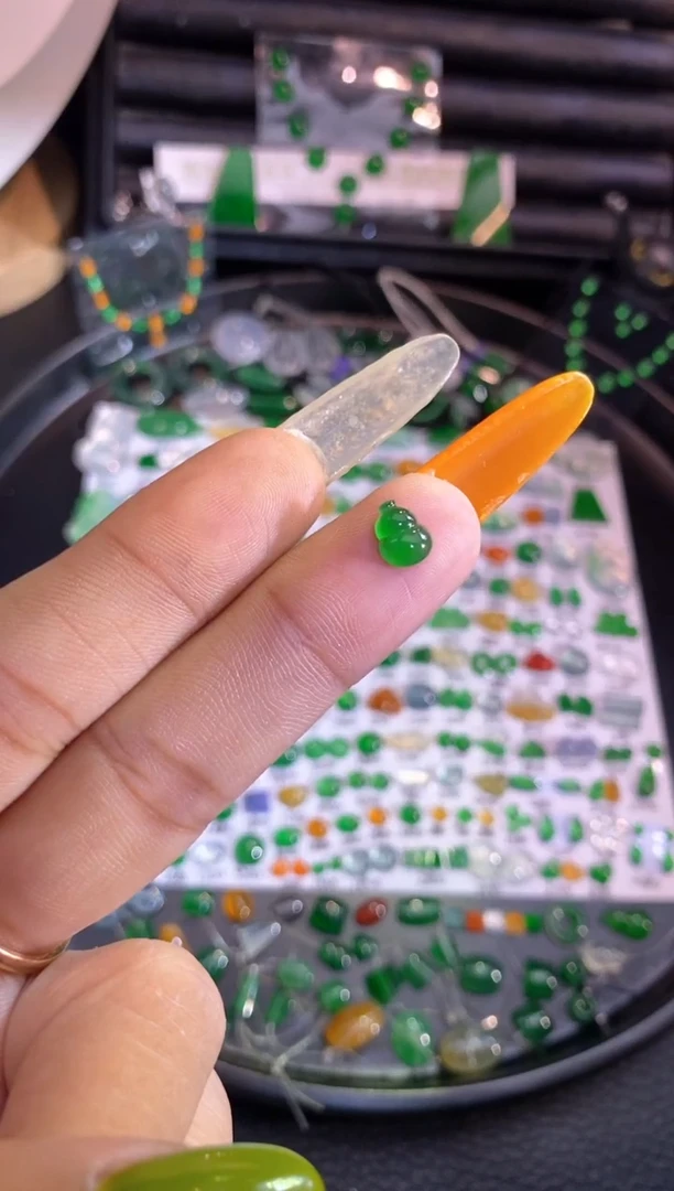 翡翠挂件未镶嵌葫芦