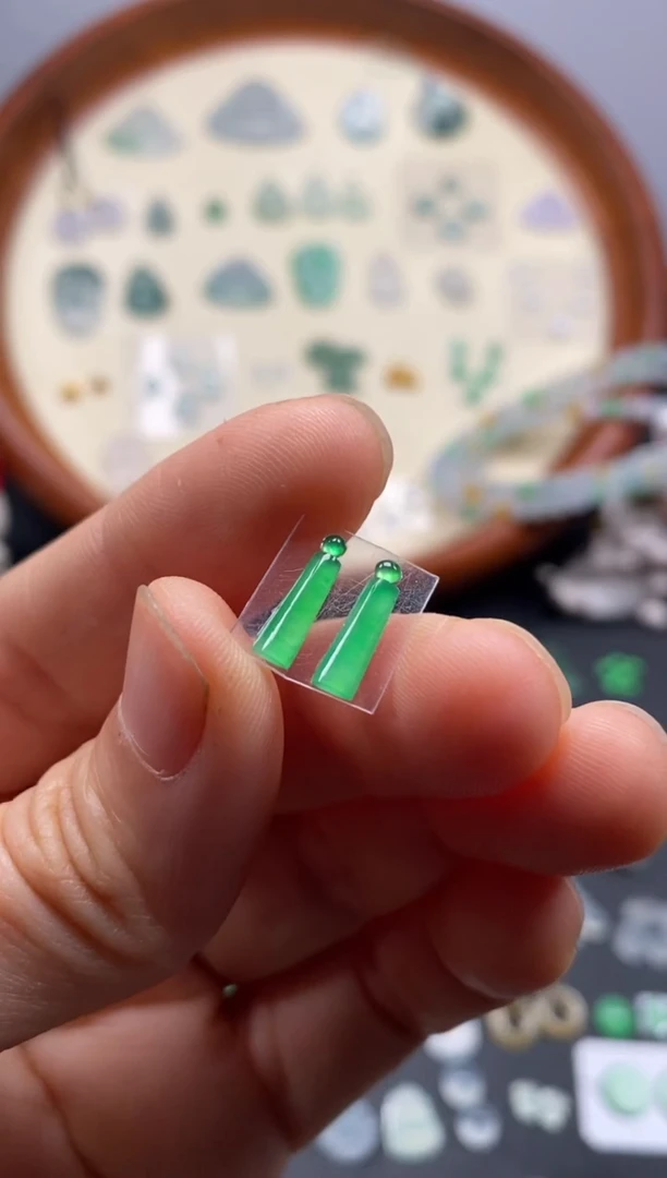 颈饰未镶嵌翡翠高冰阳緑柱子1对/芬