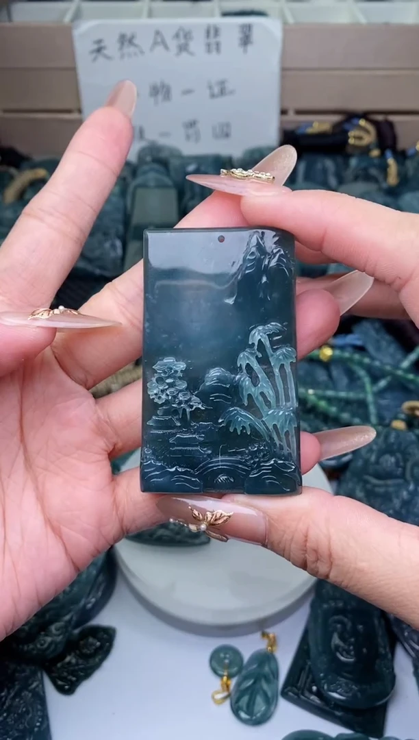 颈饰未镶嵌翡翠