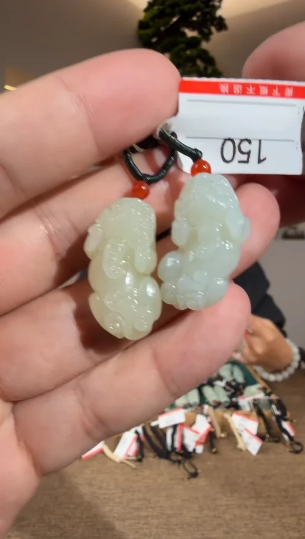 颈饰未镶嵌和田玉1多样性发货发其中一件
