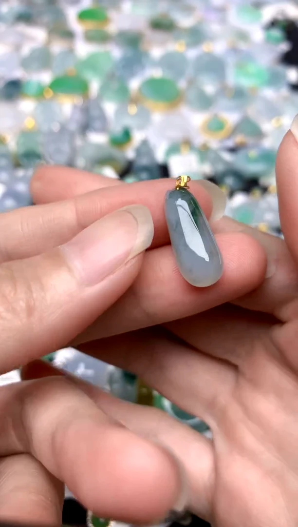 颈饰18K金镶嵌翡翠天然A货翡翠