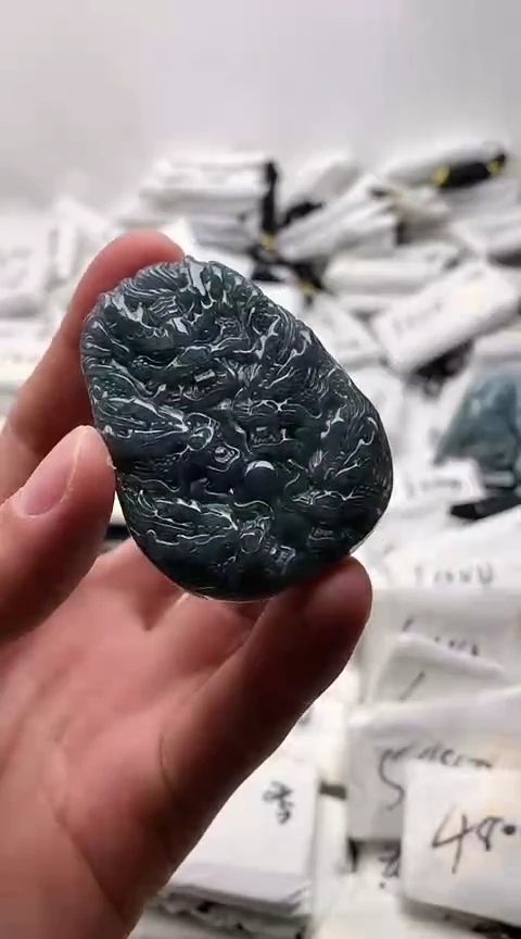 翡翠未镶嵌颈饰龙牌