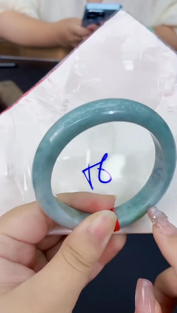 翡翠手镯未镶嵌翡翠手镯