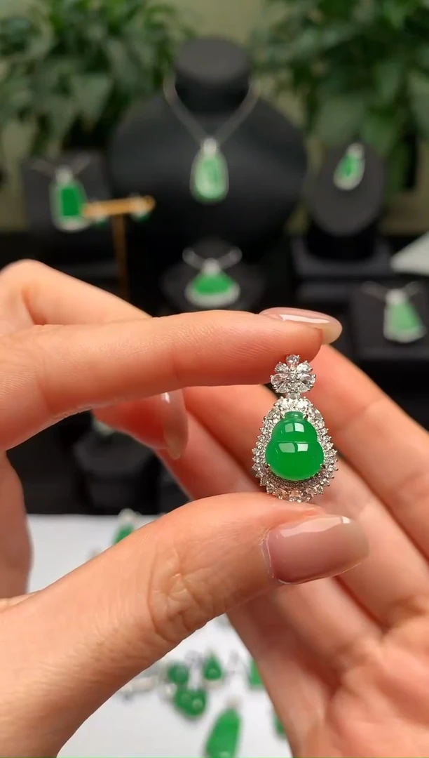 颈饰18K金镶嵌翡翠葫芦