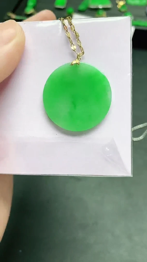 颈饰18K金镶嵌翡翠赠礼盒证书