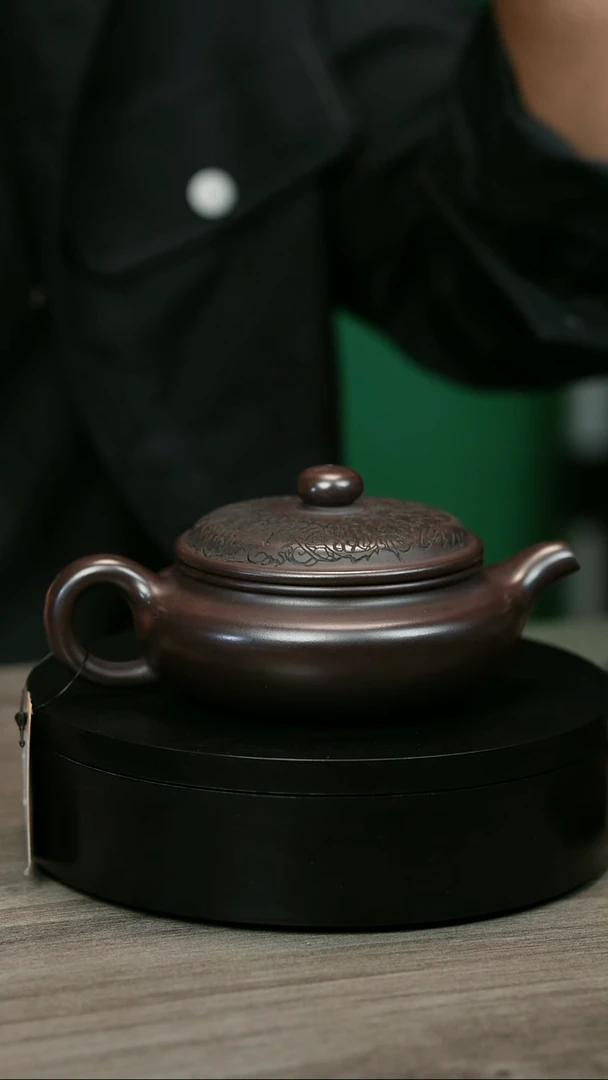 茶壶紫砂随**行H1957李传荣紫泥龙刻扁腹