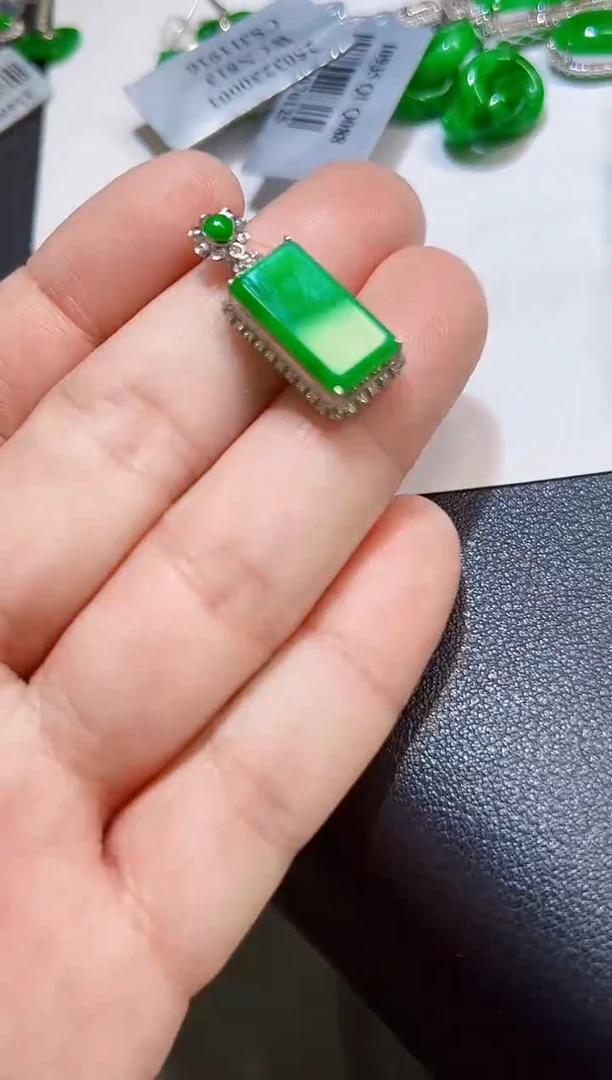 颈饰18K金镶嵌翡翠无事牌