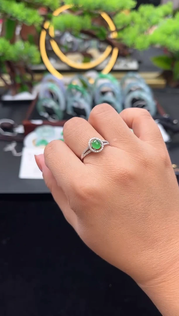 18K金镶嵌戒指翡翠戒指