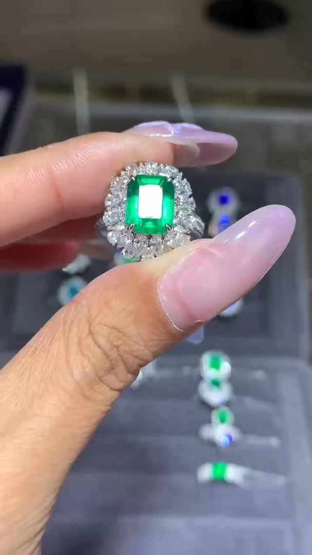 18K金镶嵌戒指祖母绿2.49CT