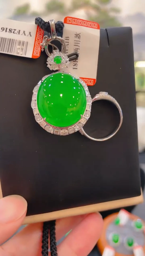 翡翠18K金镶嵌颈饰翡翠33