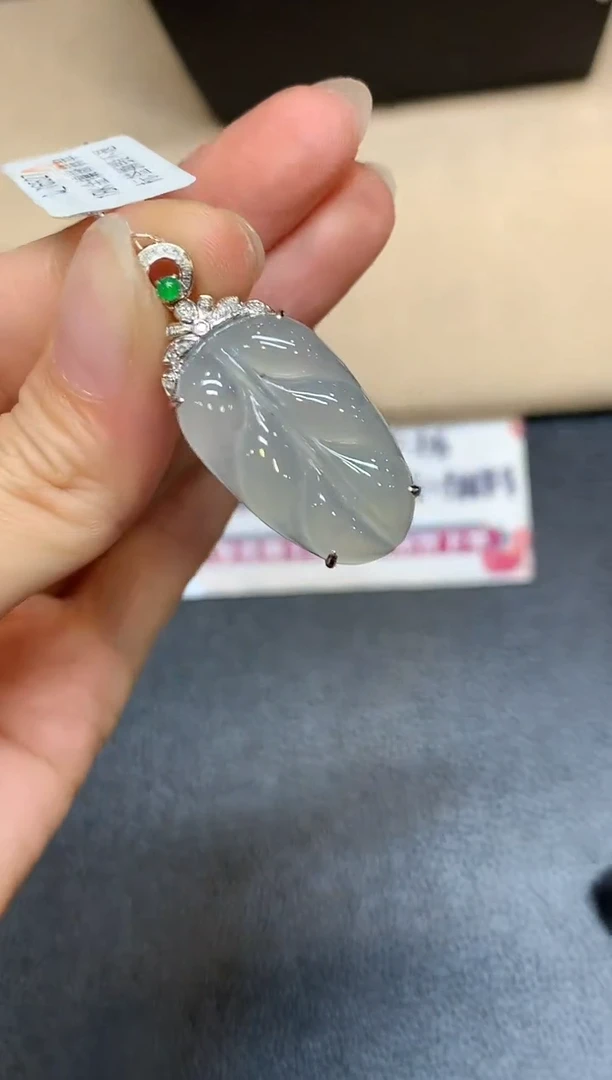 颈饰18K金镶嵌翡翠【无鉴赏期】树叶【无服务费
