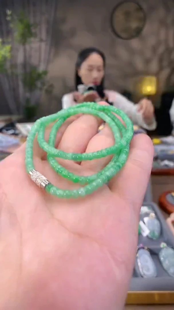 吊坠(不含链)未镶嵌翡翠珠串一条