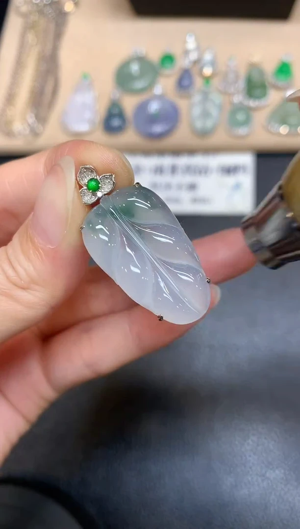 颈饰18K金镶嵌翡翠树叶【无服务费