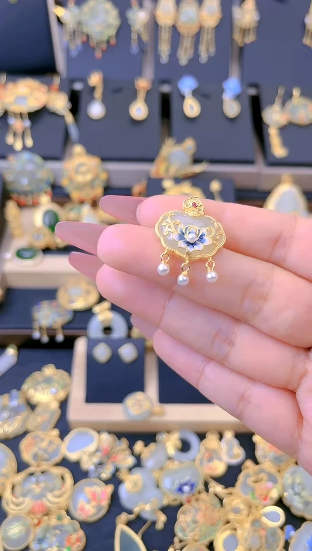 【闪购商品】和田玉吊坠银S925镀金镶嵌祥云如意锁吊坠