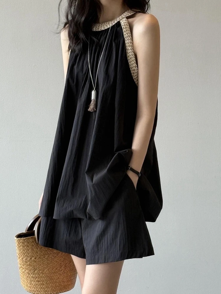 大方得体的穿搭夏气质轻奢高级设计感小香风黑色挂脖上衣短裤套装