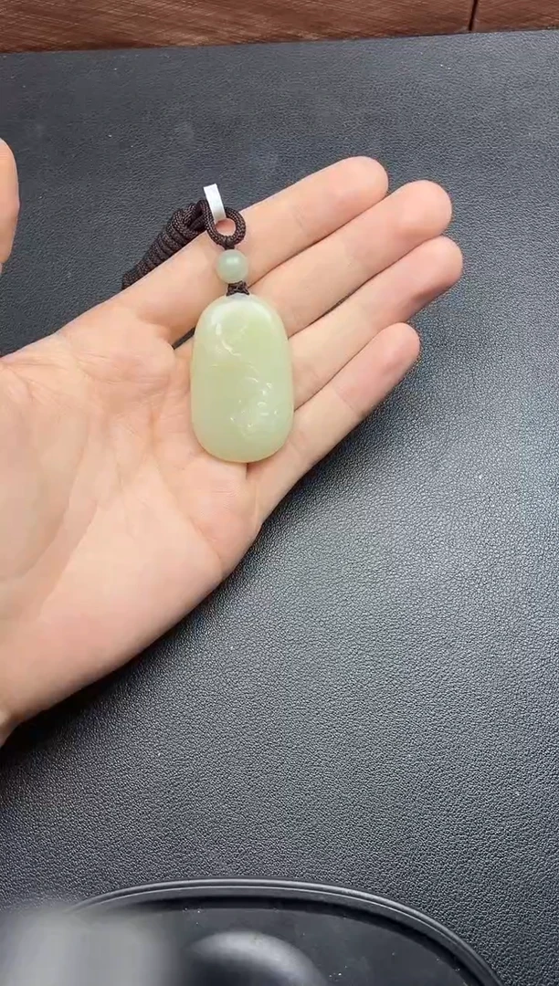吊坠(赠链)未镶嵌和田玉且末微色差迪克兰二细吊坠