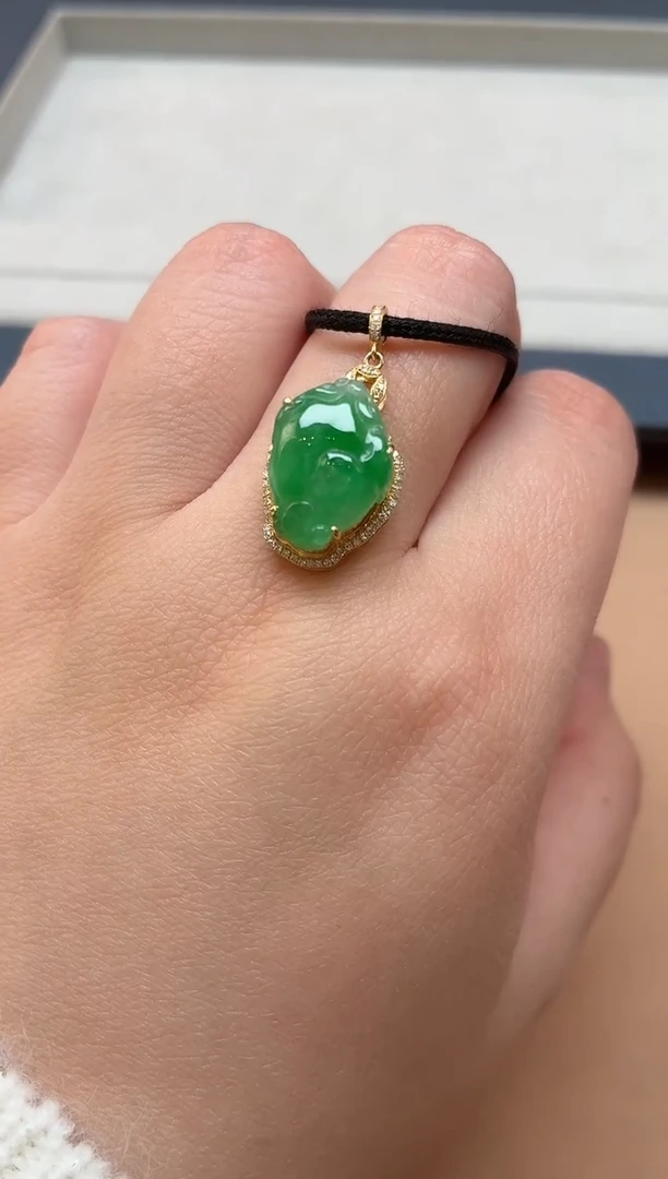 颈饰18K金镶嵌翡翠挂件