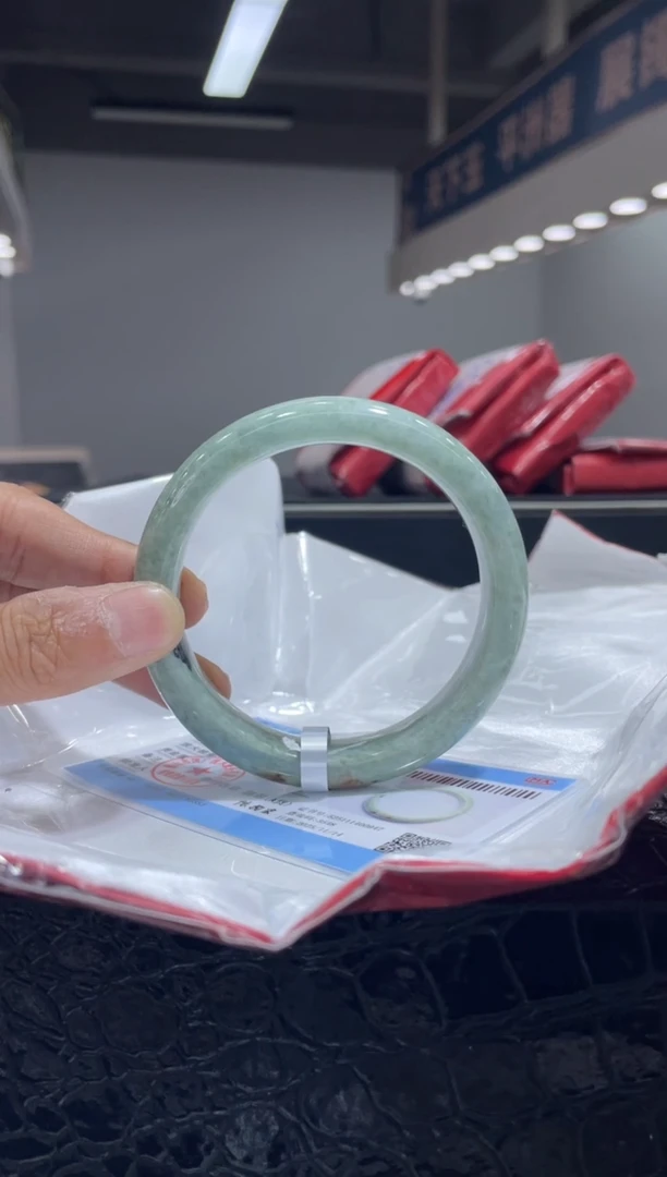 未镶嵌手镯翡翠小**?1