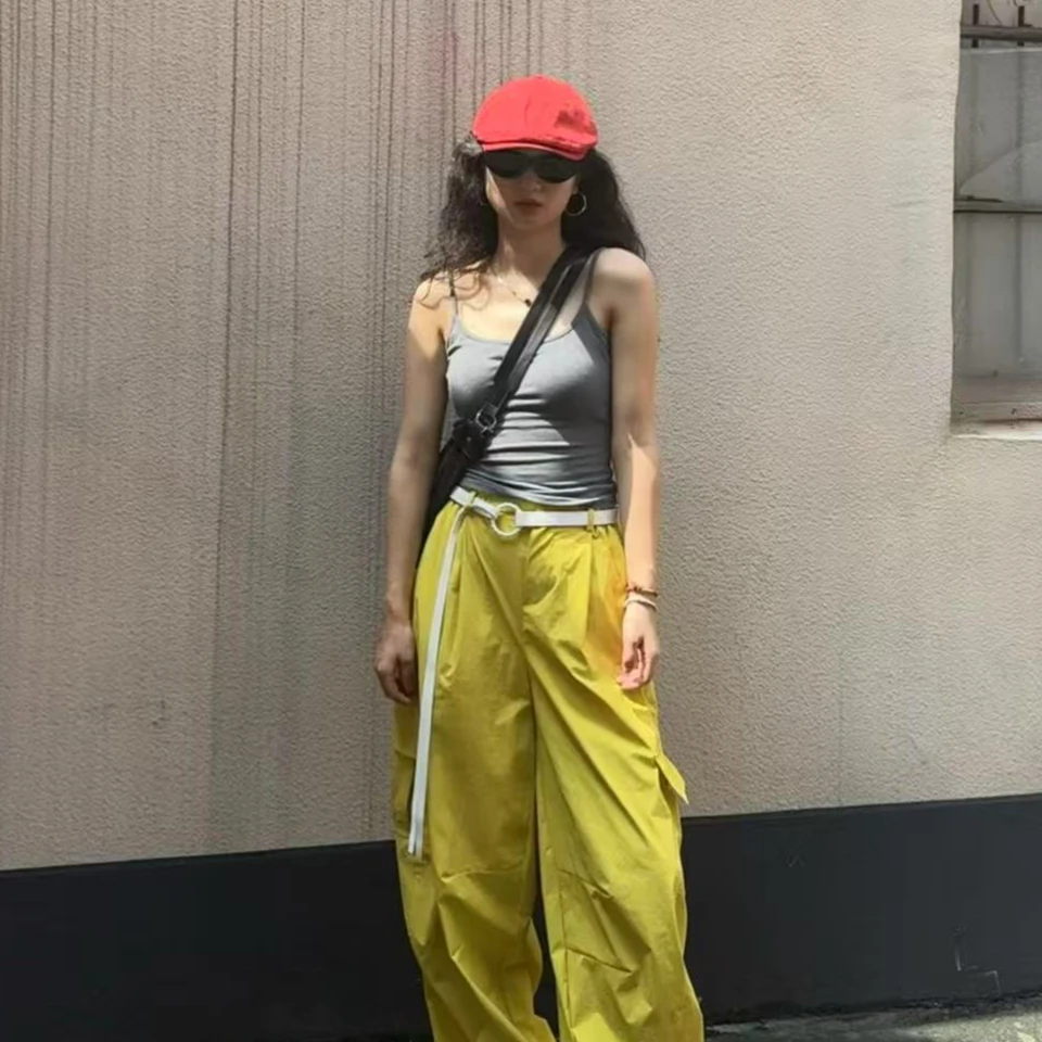 弯刀工装裤，配撞色腰带，好看的！