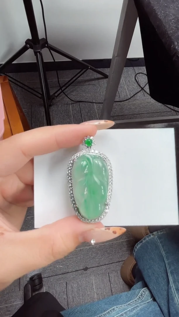 吊坠(赠链)合金石英质玉（非洲翠）9.990叶子