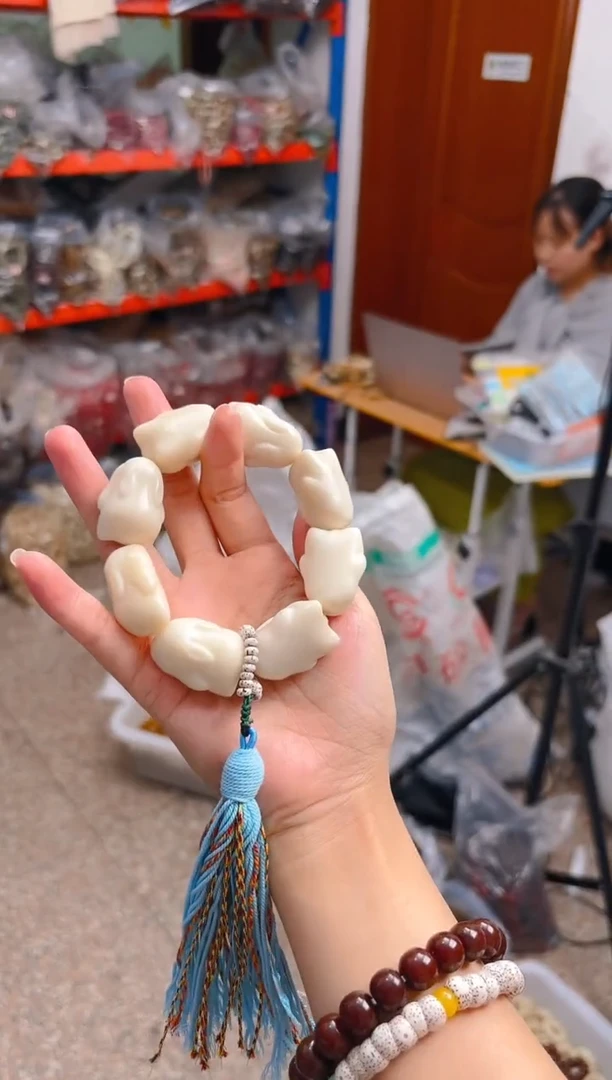 吊坠菩提根/象牙果白色趴趴兔小手持
