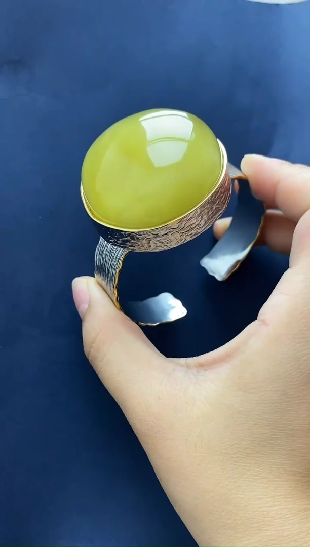 裸石琥珀未镶嵌手镯