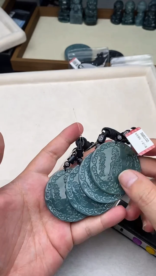 翡翠未镶嵌颈饰多样性发其一