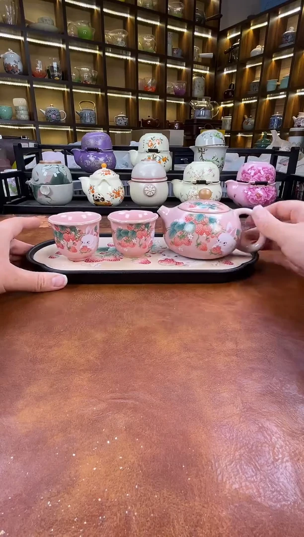 .粉汝草莓兔1西施壶2花口杯+草莓兔盘