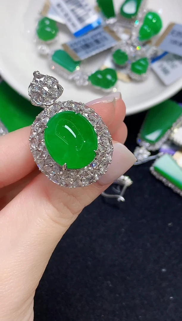 18K金镶嵌戒指翡翠xp多样性发其一