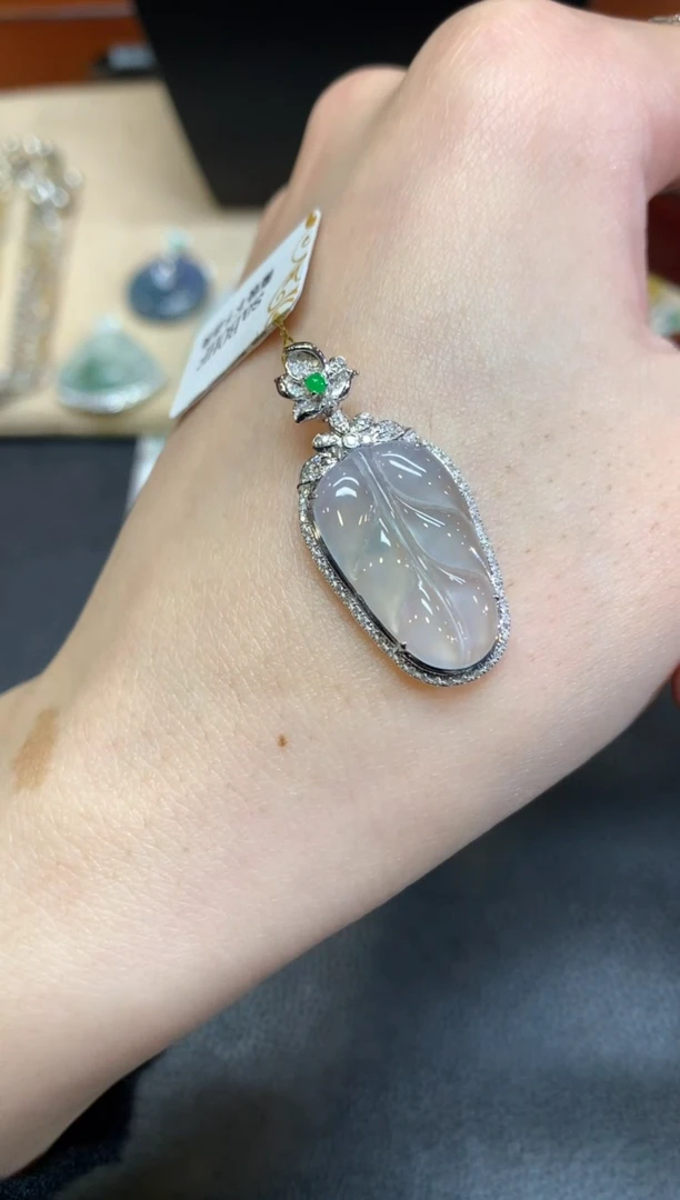 【闪购商品】翡翠颈饰18K金镶嵌叶子【无服务费】