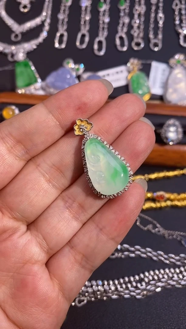 翡翠18K金镶嵌颈饰吊坠