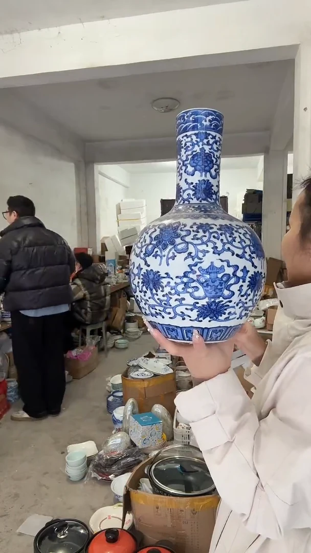 1个个装瓷器的东西1个个装瓷器的东西