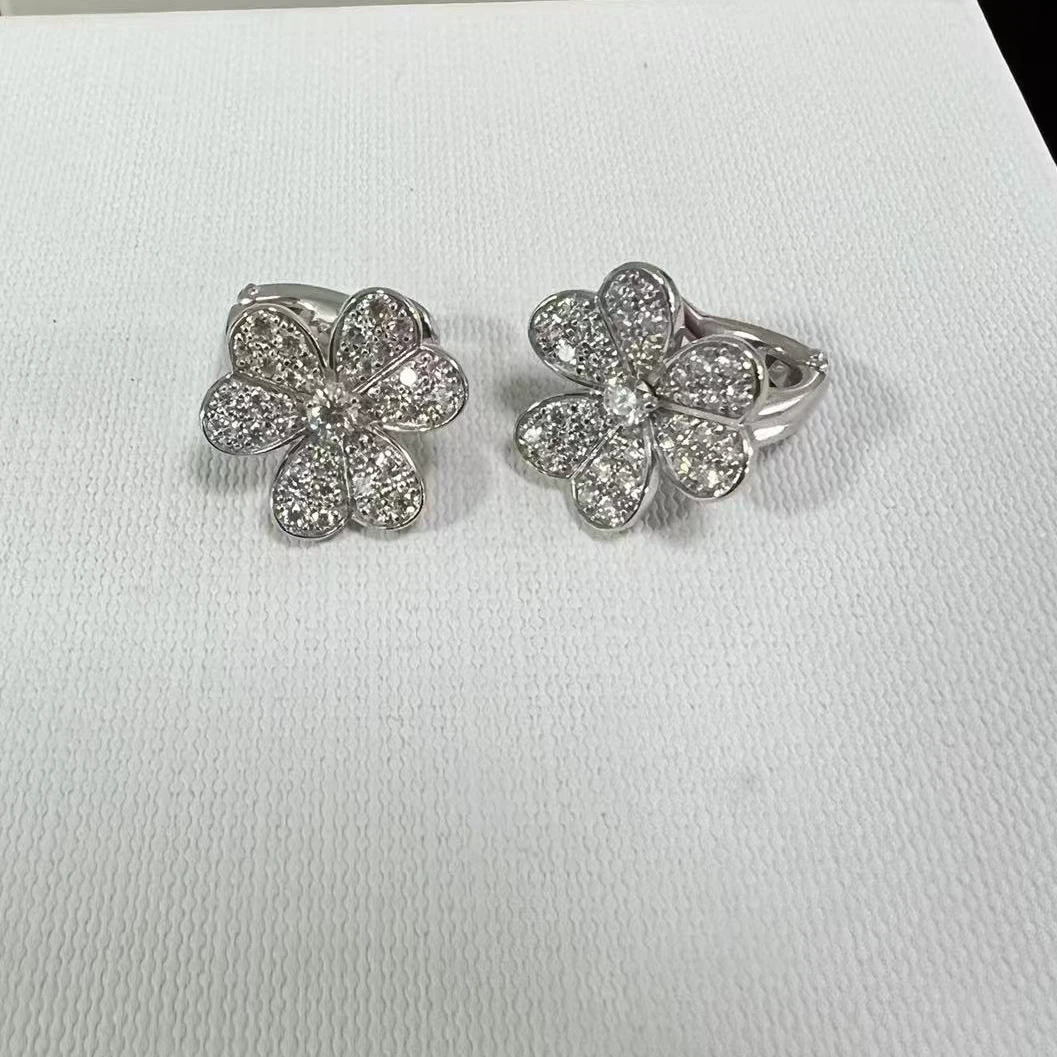18K白金天然钻石三叶草钻石耳拍