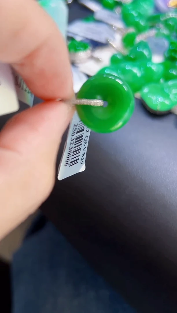 颈饰18K金镶嵌翡翠L****g扣