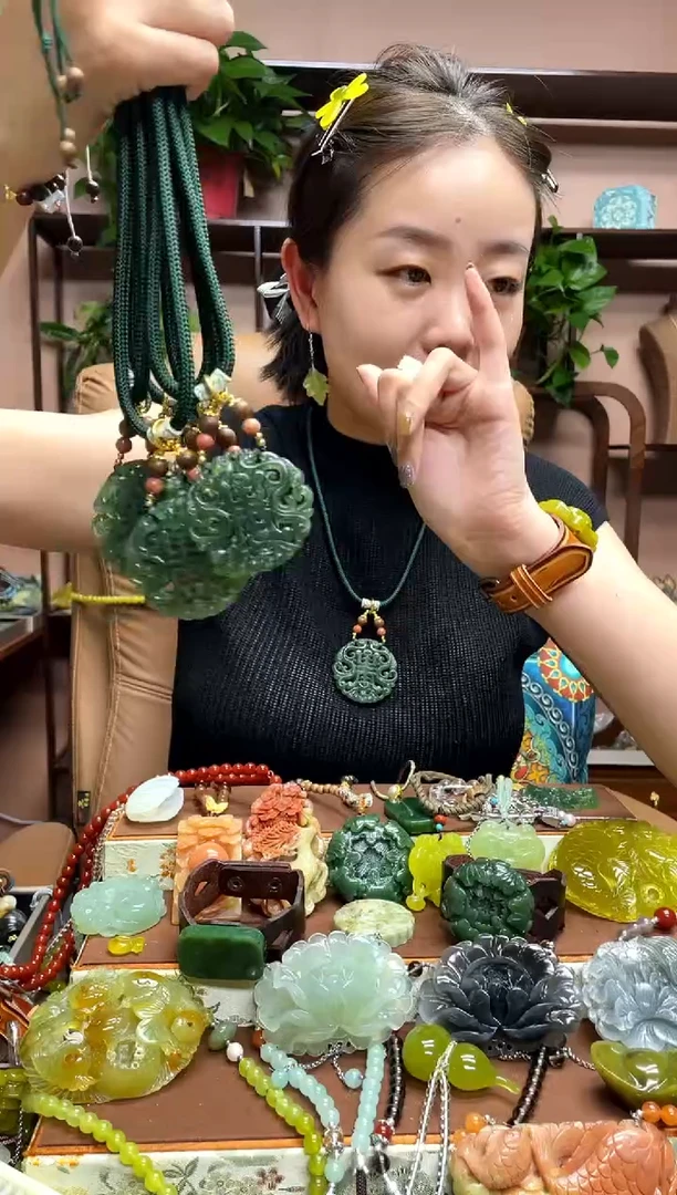 未镶嵌岫玉吊坠多样性发货发其中之一